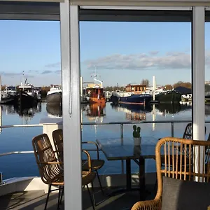 Vakantiehuis Tiny Floating House Ibiza, Maastricht